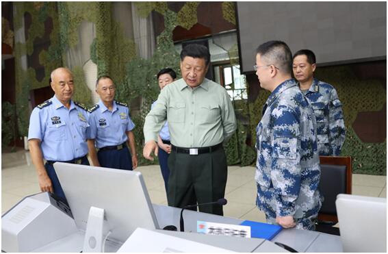 8月22日，中共中央总书记、国家主席、中央军委主席习近平到空军某基地视察。这是习近平察看基地作战指挥中心，了解战备值班和训练情况。