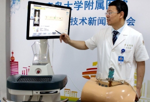 我院脊柱外科手术专用机器人上岗